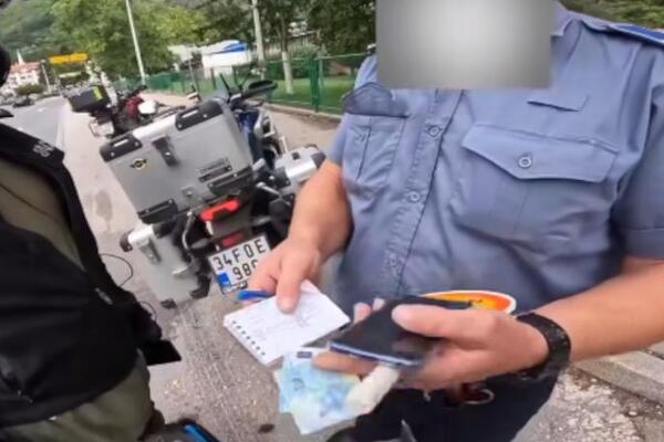 PRVO IM NAPISAO KAZNU, A ONDA JE VIDEO NOVČANICU OD 20 EVRA: Bosanac policajac uzima mito, GLEDAJTE (VIDEO)