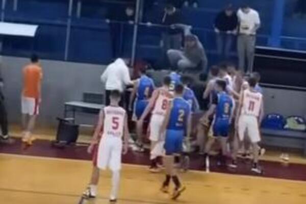 OBRUKALI SRBIJU: Skandalozna tuča na košarkaškoj utakmici kadeta, kamere sve snimile! (VIDEO)
