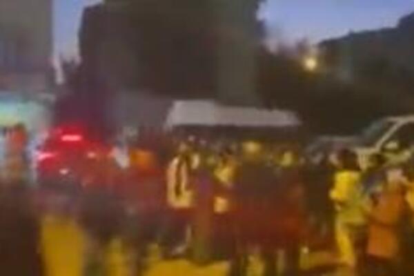 PRVI SNIMCI NAKON ZEMLJOTRESA U TURSKOJ: Uplašeni građani istrčali na ulice, vidi se PODRHTAVANJE TLA (VIDEO)