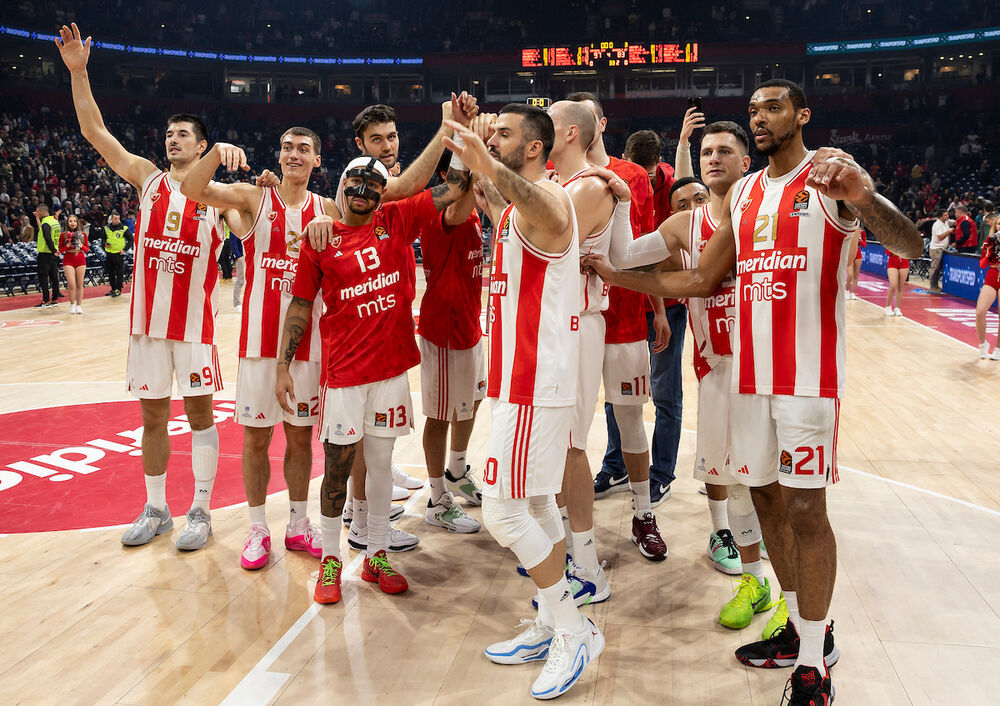 Košarkaši Crvene zvezde posle pobede nad Anadolu Efesom
