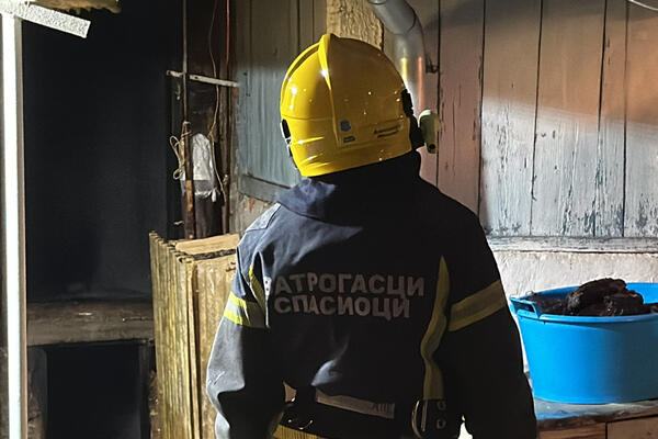 UŽAS U ČAČKU: Izbio požar u stanu, evakuisano dvoje DECE