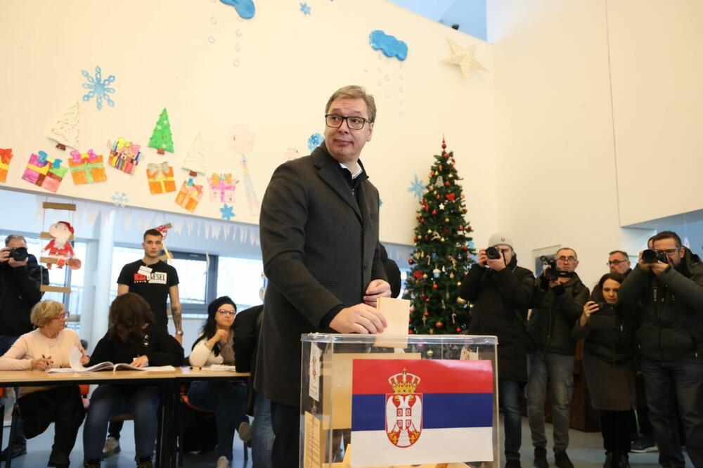 OČEKUJEM UBEDLJIVU POBEDU LISTE "SRBIJA NE SME DA STANE": Predsednik Vučić jutros nakon glasanja na Novom Beogradu