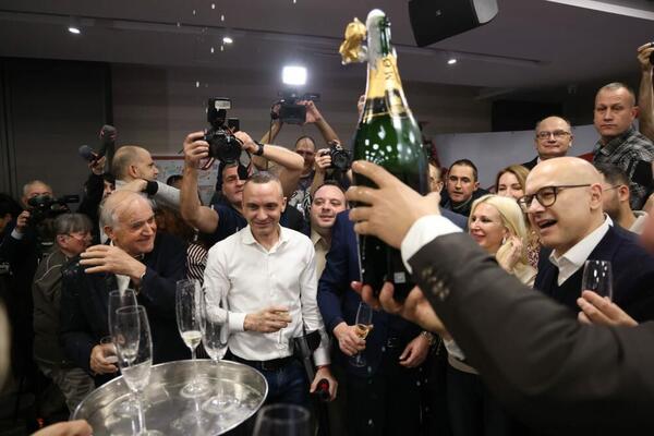 HIT MITRA MIRIĆA U ŠTABU SRPSKE NAPREDNE STRANKE: Pobeda se slavi uz šampanjac i harmoniku (VIDEO)