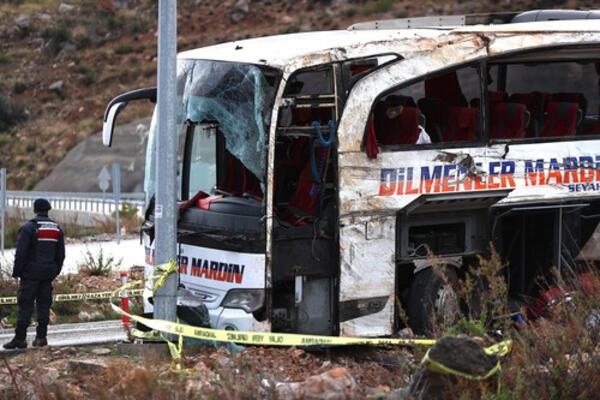 9 OSOBA POGINULO U STRAVIČNOJ NESREĆI U TURSKOJ! Vozač autobusa izgubio kontrolu, vozilo udarilo u barijeru