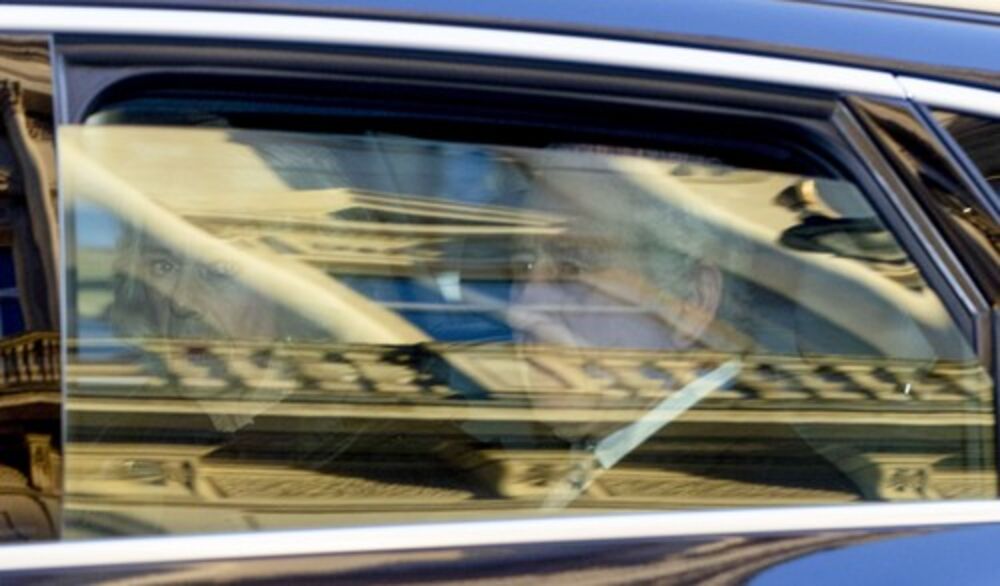 Kralj Čarls sa Kamilom Parker u automobilu na putu do bolnice