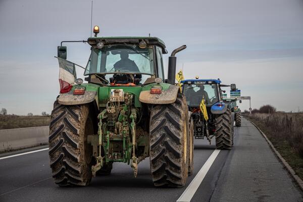 POČELA OPSADA PARIZA! Poljoprivrednici na traktorima BLOKIRALI nekoliko autoputeva, zemlja na nogama!
