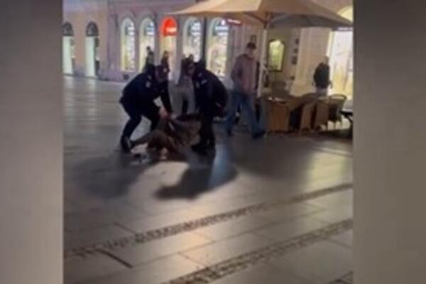 NAPETO U KNEZ MIHAILOVOJ: Policajci PRIVODE muškarca dok se on OPIRE HAPŠENJU (VIDEO)