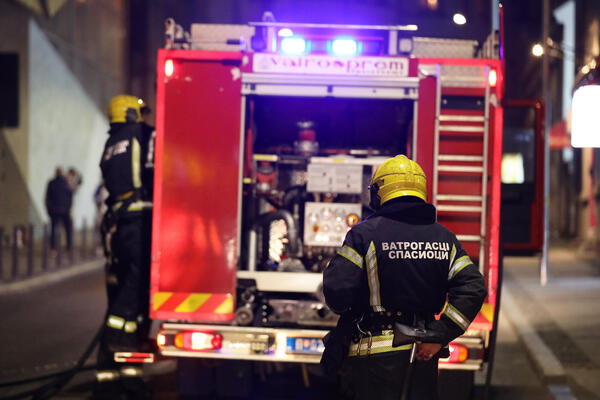 GORI KUĆA U VINČI: Vatrogasne ekipe se bore sa vatrenom stihijom