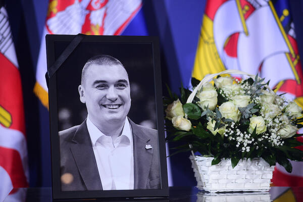 POGLEDAJTE KO JE SVE DOŠAO NA KOMEMORACIJU DEJANU MILOJEVIĆU: Tužan dan za Srbiju (FOTO)
