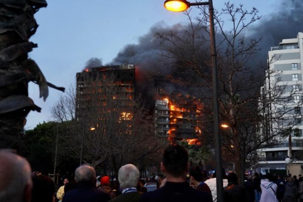 JEZIVA TRAGEDIJA U VALENSIJI: Vatra OKOVALA 2 stambene zgrade, smatra se da je BROJ ŽRTAVA veći od 20 (VIDEO)
