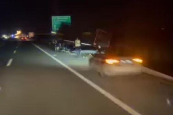 SAOBRAĆAJNA NESREĆA KOD PEĆINACA: Kamion probio bankinu i završio pored puta (VIDEO)