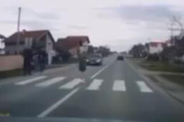 JEZIVI SNIMAK SA PEŠAČKOG PRELAZA, SEKUND JE SPASIO: Pešak pretrčava ulicu, a onda nailazi auto... (VIDEO)