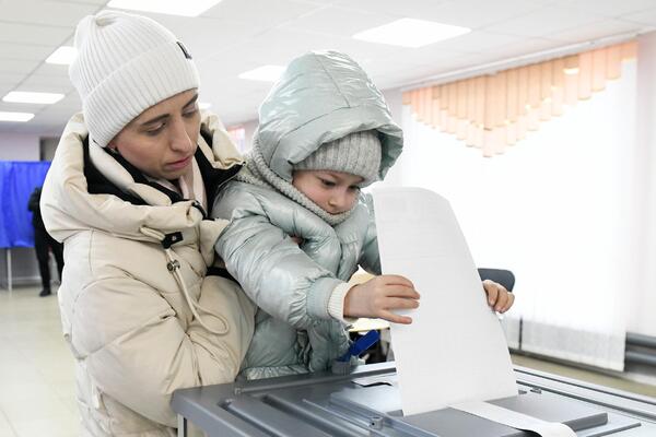 ŠOJGU U MOSKVI SA VOJNICIMA, A LAVROV I PESKOV... Rusi na biračkim mestima, glasanje će trajati 3 dana (FOTO/VIDEO)