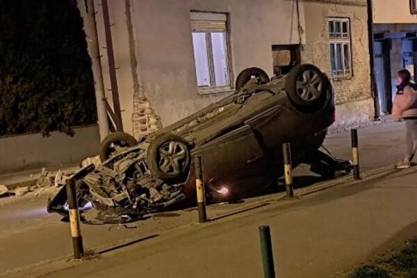 STRAŠNE SLIKE SAOBRAĆAJKE U BEOGRADU: Devojka se zakucala u kuću, od siline se automobil PREVRNUO!