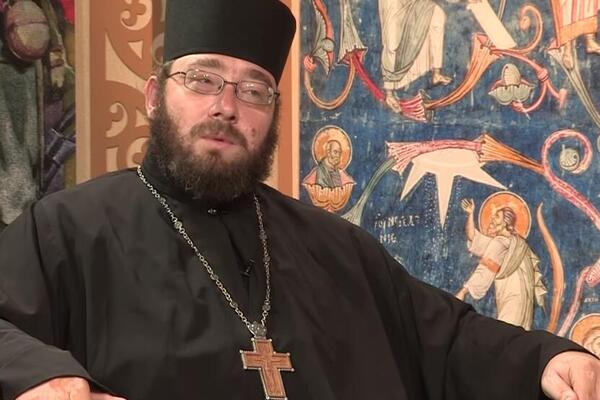 "OVAJ JE ZA NIJANSU I VREDNIJI": Iguman Dimitrije o spekulaciji da njegov krst vredi pola miliona evra