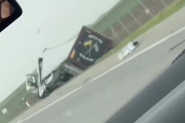 TEŠKA NEZGODA KOD VRBASA: Ogroman kamion sleteo s puta, zadnji deo skroz ZGUŽVAN (VIDEO)