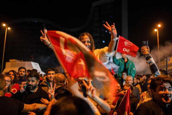 UŽAS U TURSKOJ: Na proslavi izborne pobede na ljude se srušio balkon, član opozicije umro u bolnici