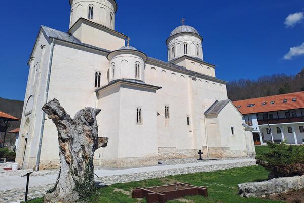 POKRENULO SE KLIZIŠTE KOD MILEŠEVE: Kamenje i zemlja survali se na put koji vodi do srpskog manastira (FOTO)