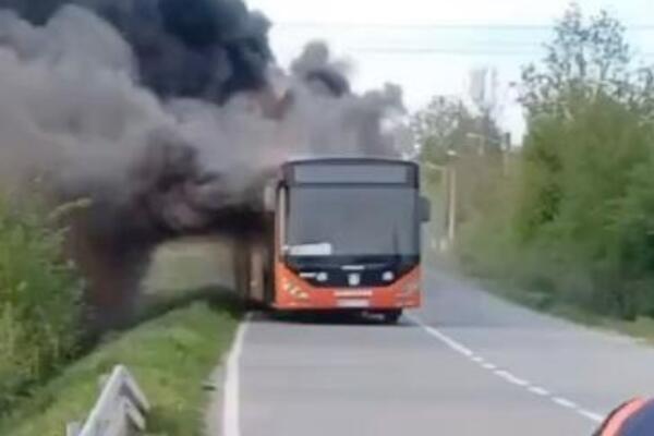 DRAMA NA PUTU BEOGRAD-LAZAREVAC: Izgoreo autobus, gust dim kulja na sve strane (VIDEO)