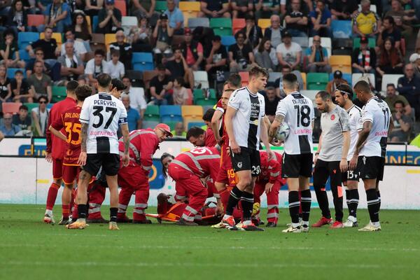 UŽASNA SCENA U ITALIJI! Poznato u kakvom stanju je fudbaler Rome nakon što se srušio na terenu!