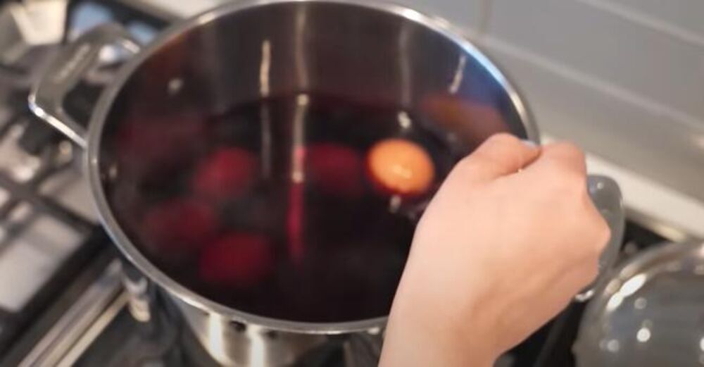 Jaja u crvenoj boji u šerpi