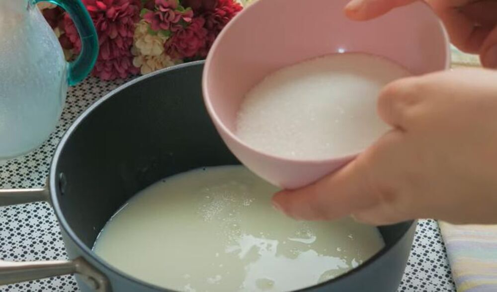 Šećer i mleko u šerpi