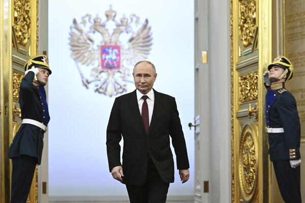 OVAJ ČOVEK JE UKRAO SVU PAŽNJU NA PUTINOVOJ INAUGURACIJI: Veliki je simpatizer ruskog lidera, A SVI GA ZNATE (FOTO)