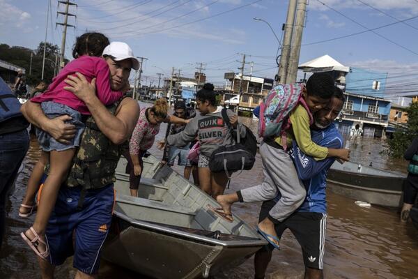 BRAZILSKI PREDSEDNIK TRAŽI UVOĐENJE VANREDNOG STANJA: Poplave okovale zemlju, poginulo najmanje 85 osoba (FOTO)